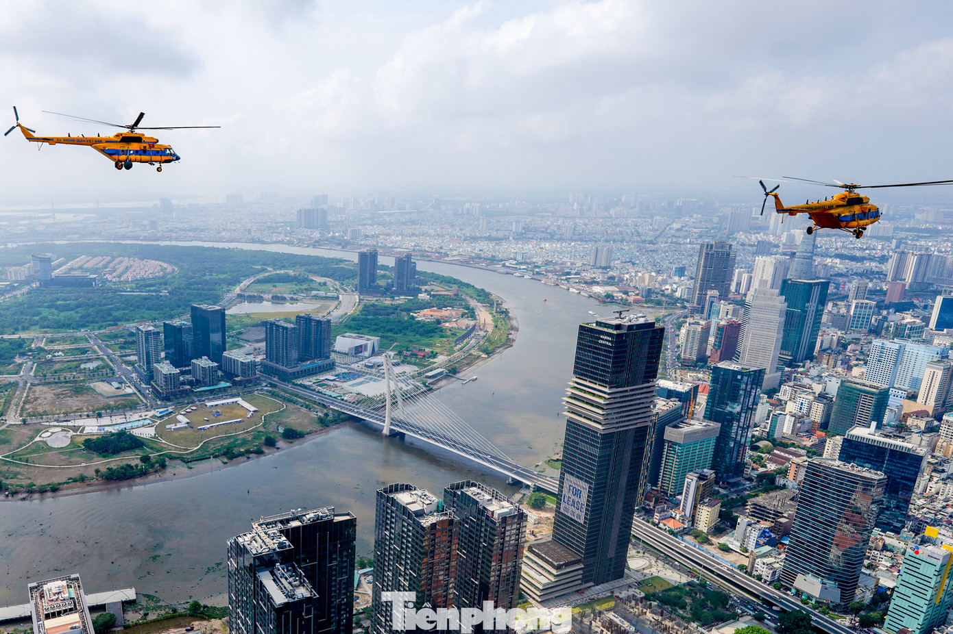 Biên đội bay qua cầu Ba Son, nối Quận 1 và TP Thủ Đức.