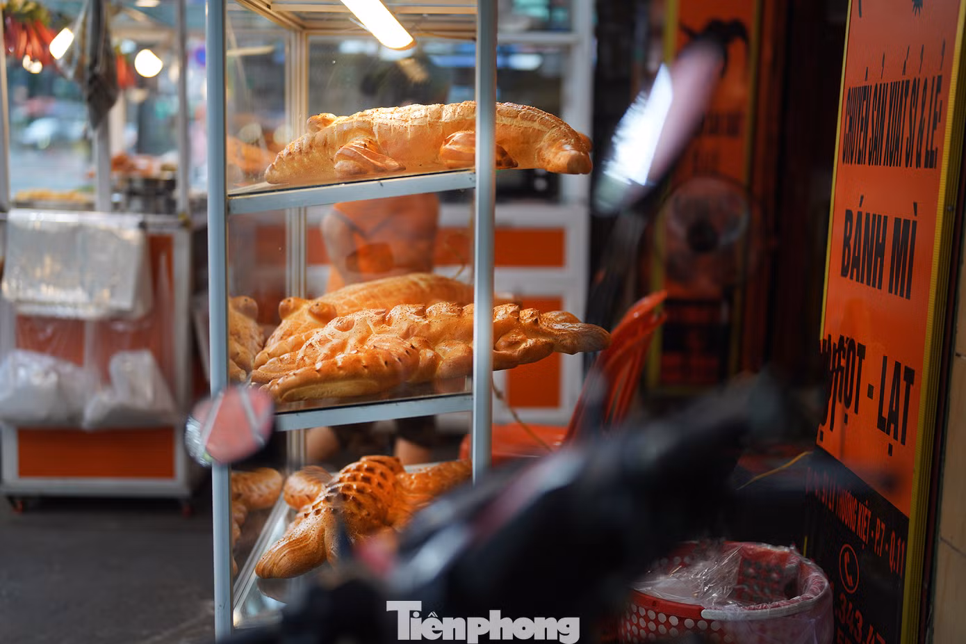Tờ mờ sáng, người dân đi qua ngã tư Hoà Hảo - Lý Thường Kiệt (quận 10) bị thu hút bởi những chiếc bánh mì hình cá sấu, con tôm, con cua, con cá... kích cỡ lớn bày bán tại một cửa hàng.