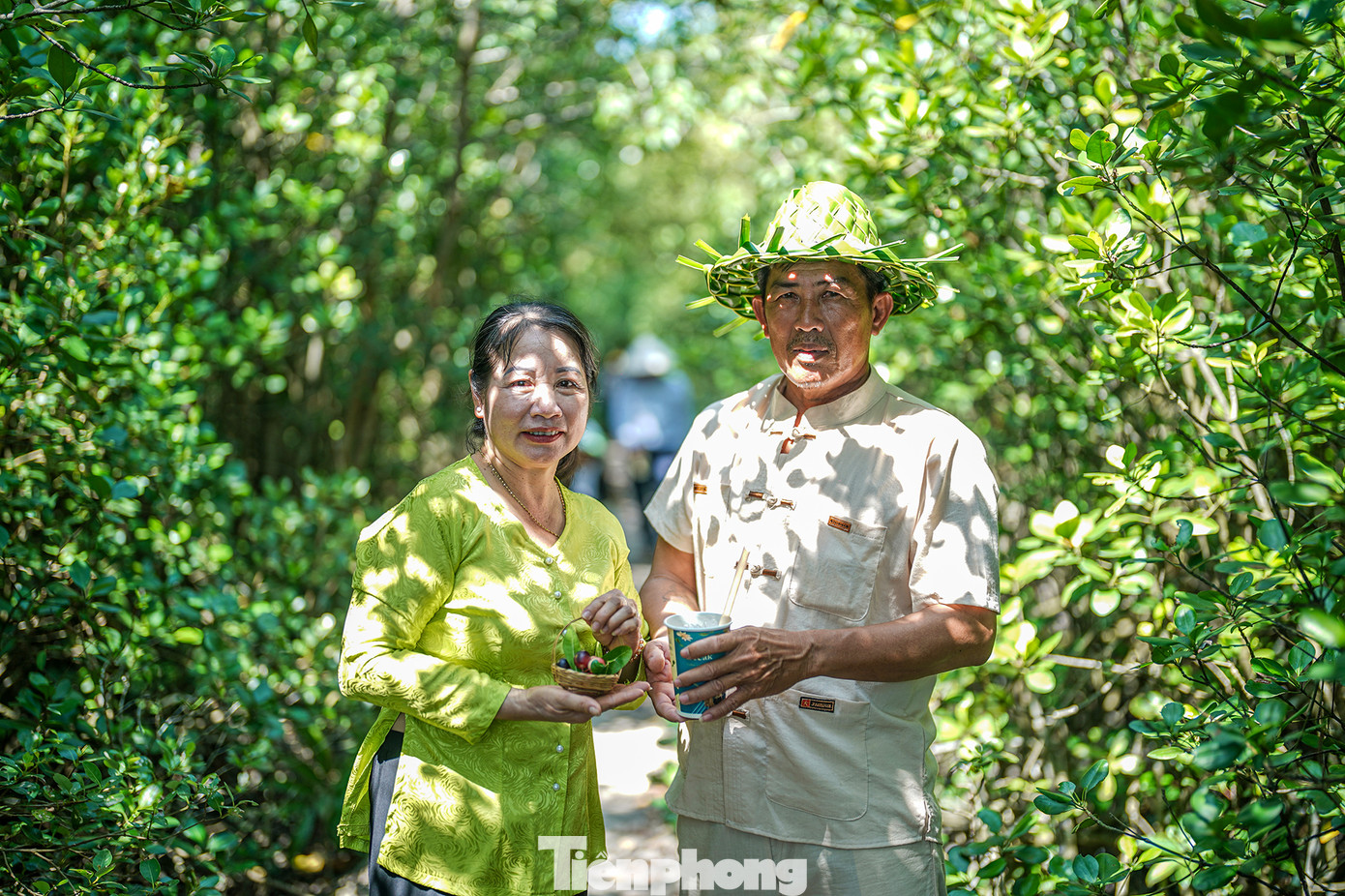 Sau khi đạp xe, du khách dừng chân tại cung đường Hiking thưởng thức món si rô của nhà cô Mười Giạ (chuyên nước mát, homestay). Tại đây, sau khi nghe giới thiệu về trái si rô và thưởng thức ly si rô mát ngọt, du khách sẽ được "tắm rừng" trong cung đường Hiking.