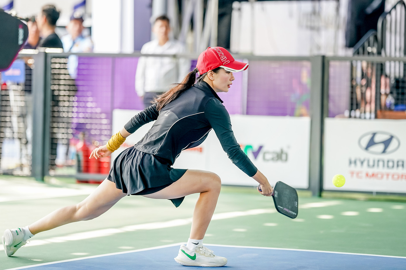 Nhờ vóc dáng quyến rũ, Lê Nhàn được mệnh danh là "hoa hậu đường đua Việt". Nhờ vóc dáng quyến rũ, Lê Nhàn được mệnh danh là "hoa hậu đường đua Việt".