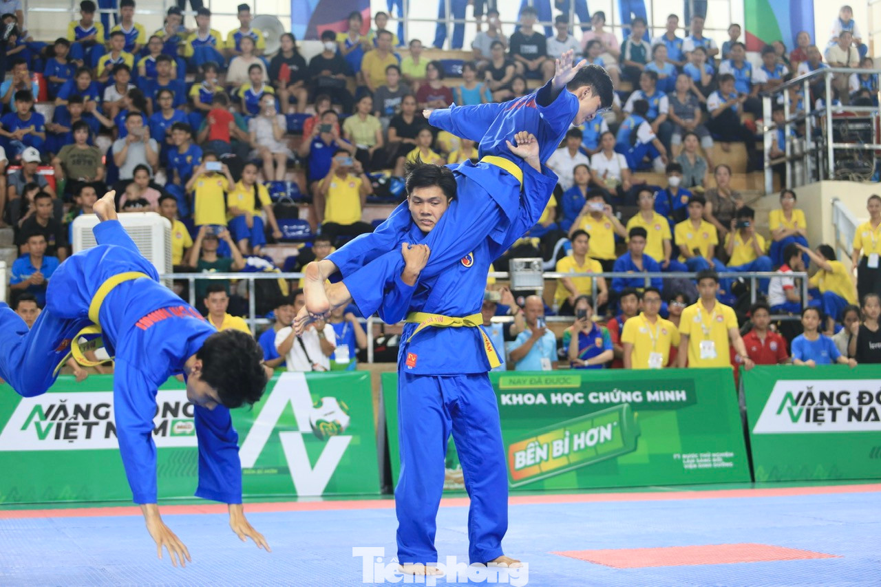 Huỳnh Dương Khả Doanh giành HCV Long hổ quyền