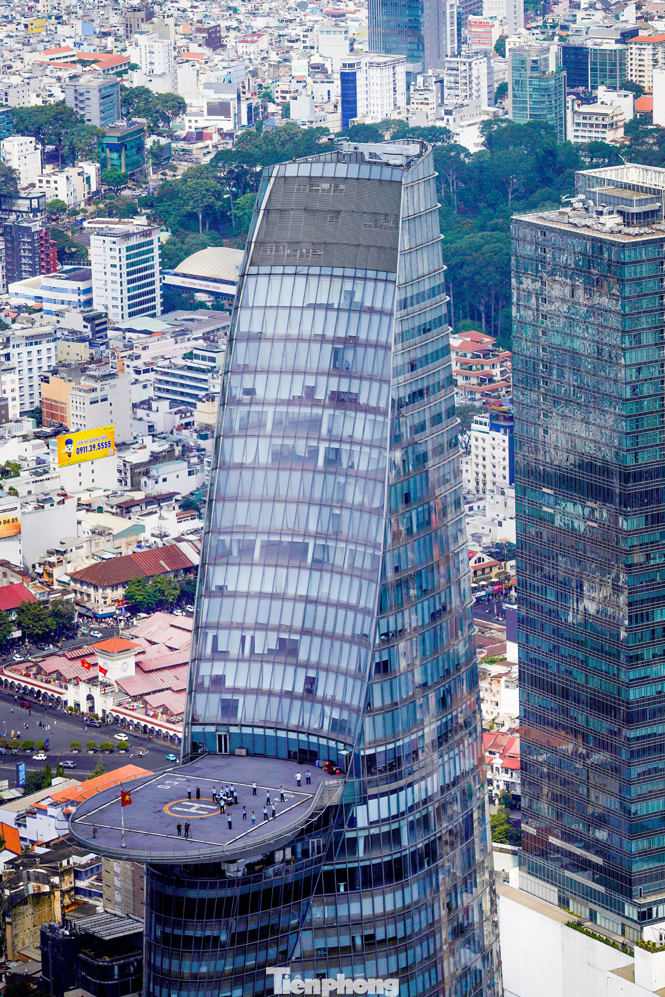 Toà nhà búp sen Bitexco, nơi có ban giám sát hoạt động bay của Bộ Quốc phòng. Ngoài phần trình diễn của lực lượng không quân, sáng 30/4 tại đường Lê Duẩn còn có phần diễu binh, diễu hành, bắn 21 loạt đại bác, diễu hành của xe mô hình Quốc huy - khối cờ Đảng, cờ Tổ quốc - xe rước chân dung Chủ tịch Hồ Chí Minh; diễu binh các khối quân đội, dân quân tự vệ; diễu binh các khối công an; diễu hành các khối quần chúng. Tổng số lực lượng huy động cho khối diễu binh, diễu hành dự kiến khoảng 13.000 người.