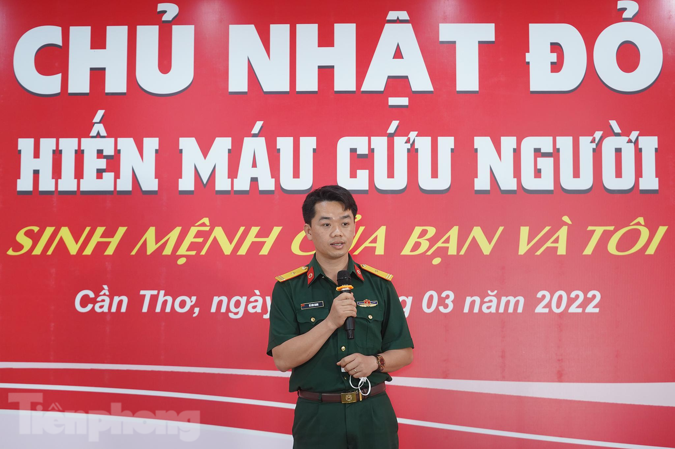 Thiếu tá, bác sĩ Vũ Sơn Giang - Phó Chủ nhiệm Chính trị Bệnh viện Quân Y 175 cho hay, do ảnh hưởng của dịch bệnh COVID-19, lượng người hiến máu giảm mạnh trong thời gian qua. Trong khi đó lượng máu để cấp cứu, điều trị cho bệnh nhân COVID-19 và bệnh nhân thông thường rất lớn. Do đó, Bệnh viện Quân y 175 rất vui mừng khi được phối hợp cùng báo Tiền Phong, Amway Việt Nam tổ chức chương trình ngày hội hiến máu và thu nhận được lượng lớn máu về phục vụ công tác cứu người. “Thay mặt lãnh đạo Bệnh viện Quân y 175, người bệnh, xin cảm ơn những người đã tham gia hiến máu. Hy vọng sẽ tiếp tục được đồng hành cùng ban tổ chức ngày hội Chủ nhật Đỏ trong thời gian tới, lan toả tinh thần thiện nguyện, đem những giọt máu quý giá đến với người bệnh”, bác sĩ Giang chia sẻ.