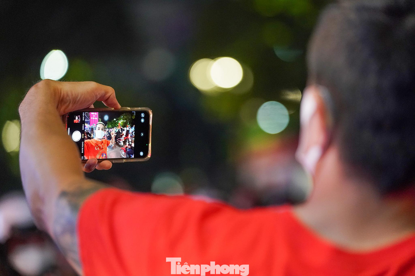 Nhiều người tranh thủ ghi lại khoảnh khắc đầy cảm xúc...