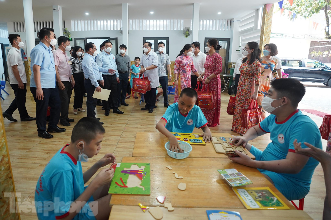 Báo cáo với Chủ tịch Quốc Hội và đoàn công tác, Bác sĩ CK II Nguyễn Xuân Thắng - Giám đốc Trung tâm Phục hồi chức năng và Trợ giúp trẻ khuyết tật TPHCM cho biết hiện cơ sở trợ giúp xã hội trực thuộc Bộ LĐ-TB&amp;XH, được thành lập vào năm 1978 tại số 38 đường Tú Xương, Phường Võ Thị Sáu, Quận 3, TPHCM.