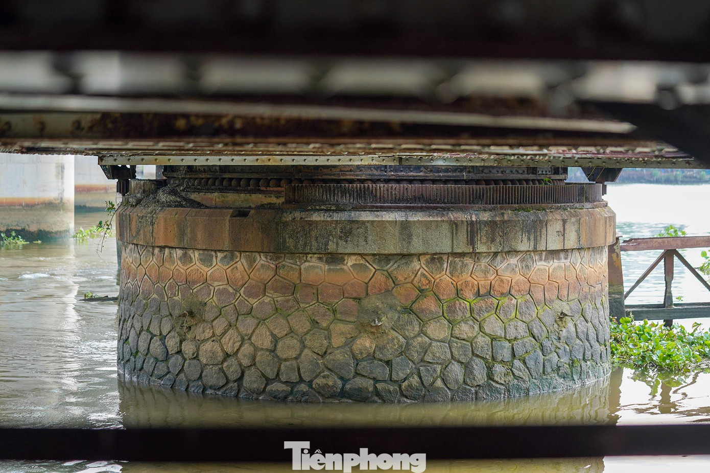 Đây là nhịp cầu quay do hãng thầu Pháp Levalllois Perret thi công (tên của Công ty Eiffel do Gustav Eiffel, kỹ sư xây tháp Eiffel sáng lập), có giá trị lịch sử đặc biệt, hiếm có với kết cấu trụ được bọc đá nguyên khối. Trải qua hơn 1 thế kỷ, hệ thống quay vuông góc 90 độ của nhịp cầu hầu như còn nguyên vẹn các bộ phận.