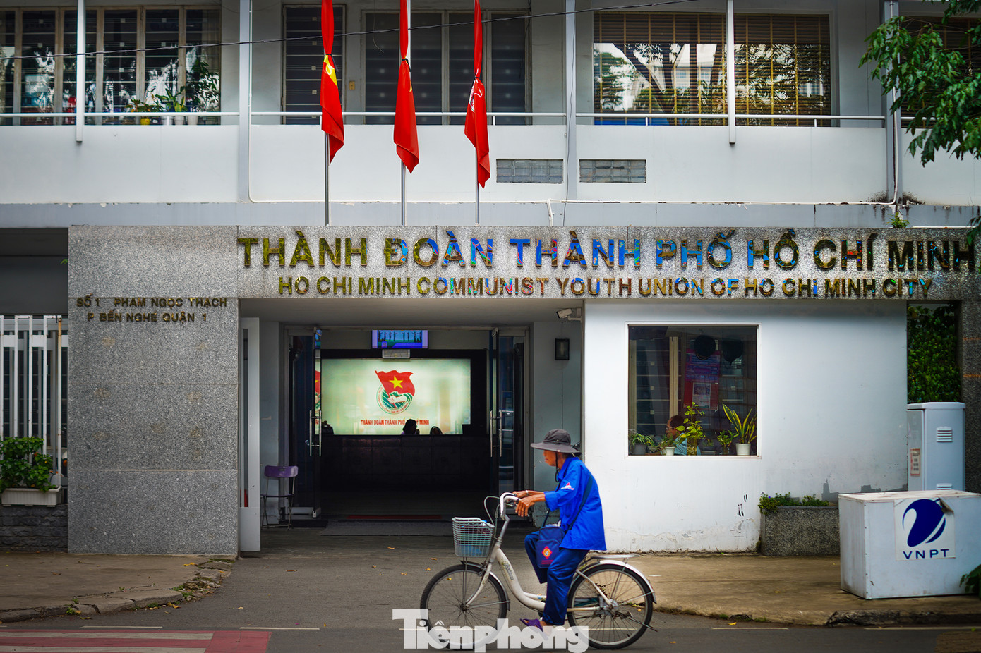 Trên trục đường Phạm Ngọc Thạch (quận 3, TPHCM), nhiều cơ quan đã treo cờ rủ, dừng các hoạt động vui chơi, họp mặt.