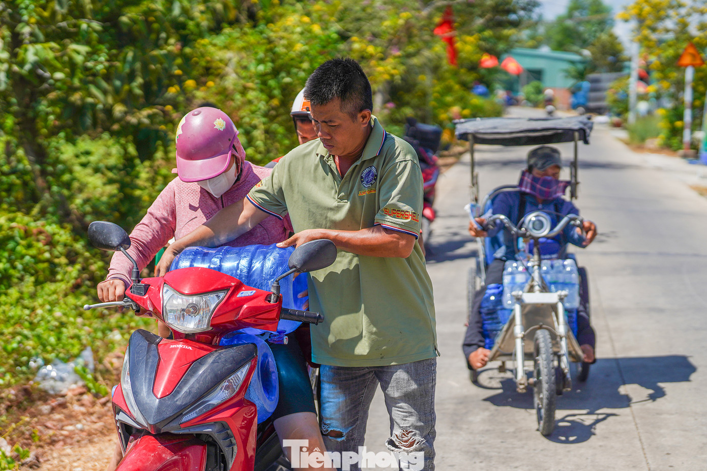 Lực lượng Đoàn viên -Thanh niên và người dân tại khu vực phân bố đều cho các hộ, nhà nào đông người sẽ được nhận hai bình.