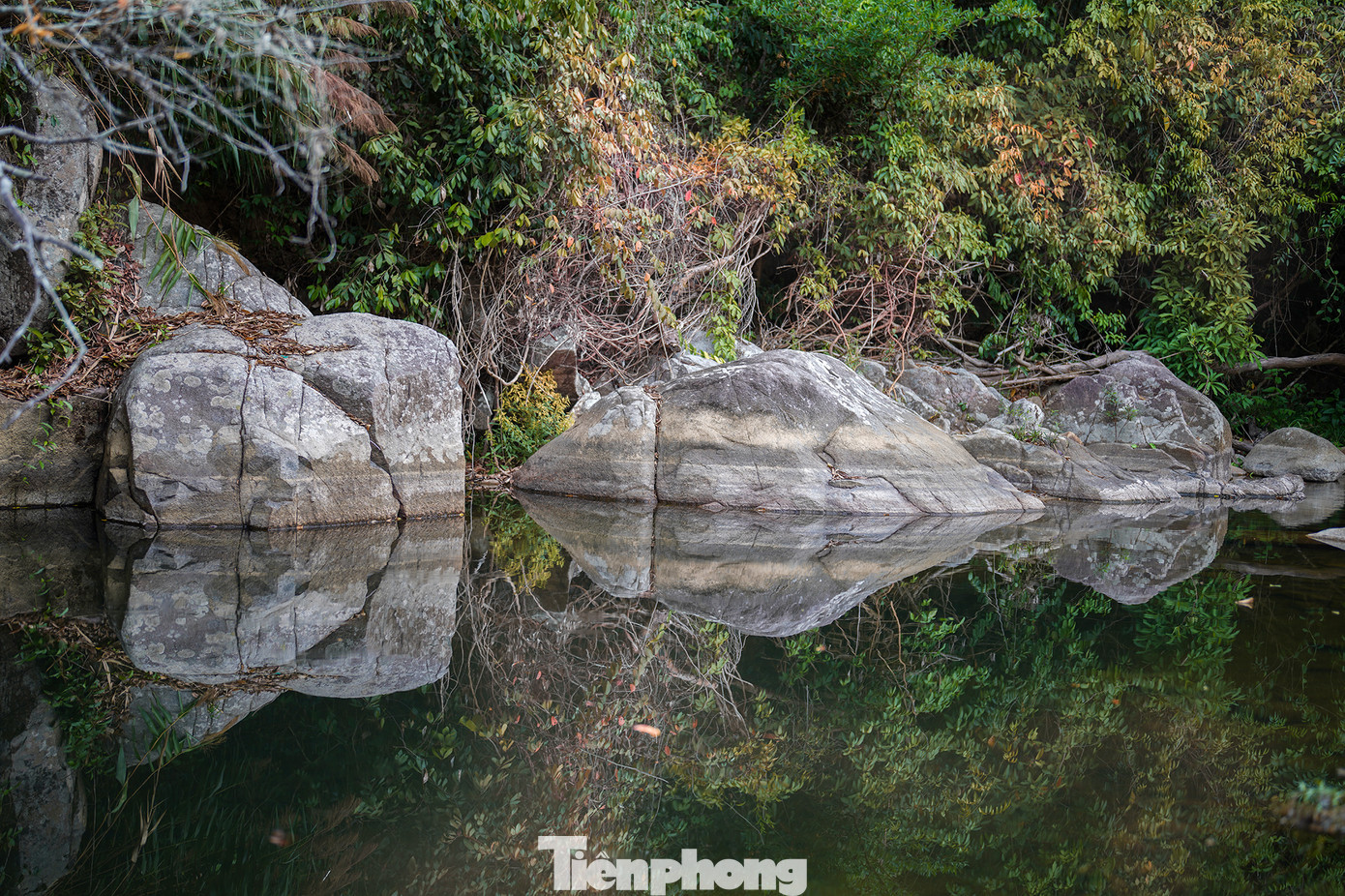 Lãng mạn suối Đá Bàn mùa khô hạn. Do là mùa khô nên mực nước xuống thấp, chính vì thế du khách có nhiều không gian hơn trên các tảng đá. Lãng mạn suối Đá Bàn mùa khô hạn. Do là mùa khô nên mực nước xuống thấp, chính vì thế du khách có nhiều không gian hơn trên các tảng đá.