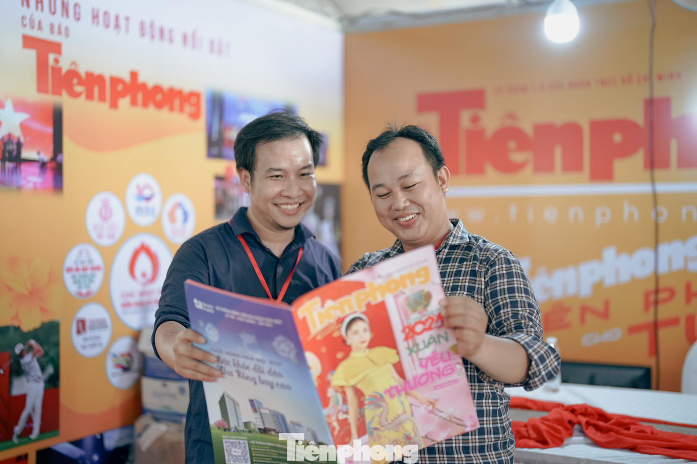 "Ngày hội lớn của báo chí Việt Nam, việc kiểm tra, lựa chọn các ấn phẩm mới nhất, chỉn chu nhất, không có các chi tiết lỗi kỹ thuật được chúng tôi rà soát kỹ từng trang ấn phẩm", anh Minh Tuấn, bộ phận phát hành của báo Tiền Phong cho biết.