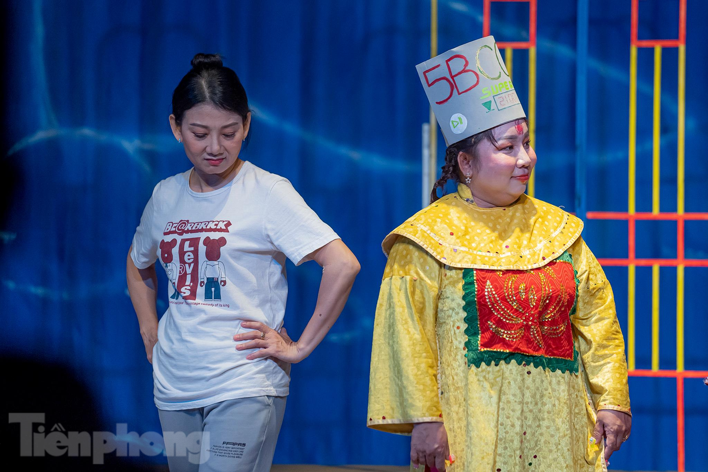 Vỡ "Tin thì linh, không tin cũng linh", bà bầu Mỹ Uyên chủ động nhường sân lại cho các diễn viên trẻ, xuất hiện khá ít.