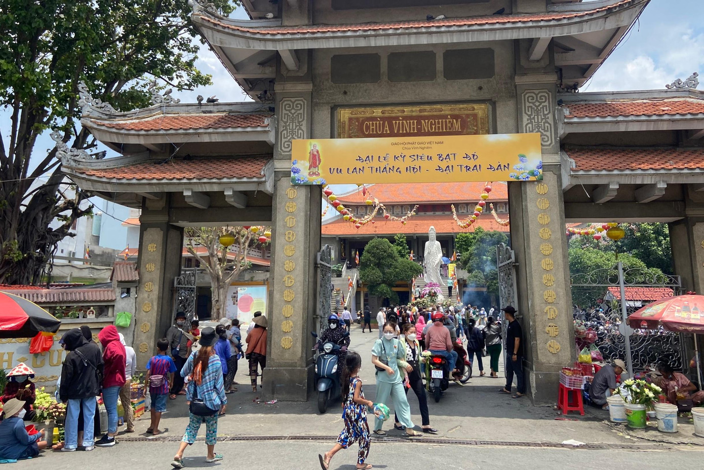 Ghi nhận tại chùa Vĩnh Nghiêm (Quận 3) năm nay nhà chùa có làm đại lễ trai đàn chẩn tế - kỳ siêu bạt độ chiến sĩ trận vong, đồng bào tử nạn; y bác sĩ, chiến sĩ, đồng bào tử nạn trong đại dịch COVID; nạn nhân tử vong do tai nạn giao thông; các trẻ em bất hạnh, thai nhi sản nạn và chư vị hương linh cửu huyền thất tổ bách gia bách tộc; tụng kinh dâng hương hoa Vu Lan báo hiếu… Vì vậy, đây cũng là ngôi chùa có đông người dân đến thắp hương, cầu nguyện và thả chim phóng sinh nhiều tại TPHCM. Ghi nhận tại chùa Vĩnh Nghiêm (Quận 3) năm nay nhà chùa có làm đại lễ trai đàn chẩn tế - kỳ siêu bạt độ chiến sĩ trận vong, đồng bào tử nạn; y bác sĩ, chiến sĩ, đồng bào tử nạn trong đại dịch COVID; nạn nhân tử vong do tai nạn giao thông; các trẻ em bất hạnh, thai nhi sản nạn và chư vị hương linh cửu huyền thất tổ bách gia bách tộc; tụng kinh dâng hương hoa Vu Lan báo hiếu… Vì vậy, đây cũng là ngôi chùa có đông người dân đến thắp hương, cầu nguyện và thả chim phóng sinh nhiều tại TPHCM.