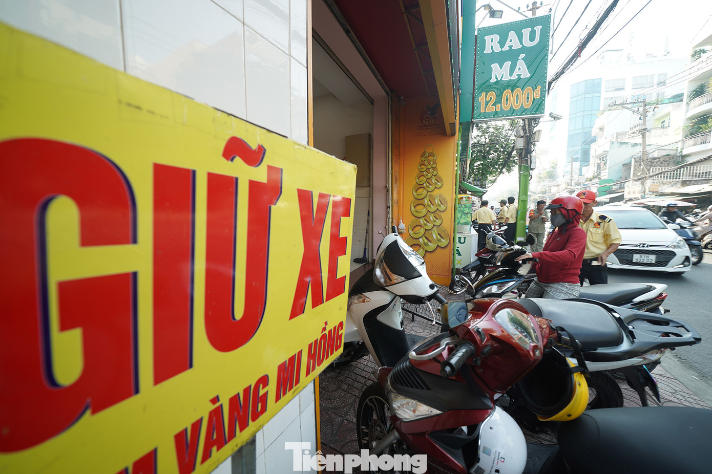 Theo một số nhân viên giữ xe của tiệm vàng, phải sau 17h, khi người dân đi làm về thì lượng khách mới đông vì hôm nay là ngày làm việc, không phải cuối tuần. Theo một số nhân viên giữ xe của tiệm vàng, phải sau 17h, khi người dân đi làm về thì lượng khách mới đông vì hôm nay là ngày làm việc, không phải cuối tuần.