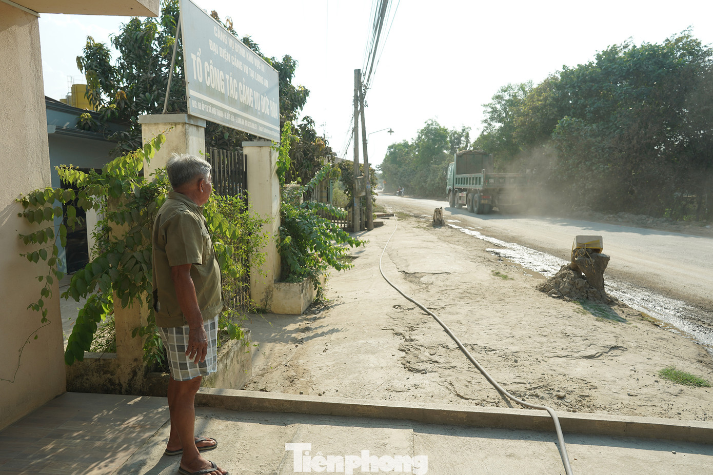 "Xe ben chaỵ suốt ngày đêm như vậy sống sao nổi, nhà tôi toàn người già và trẻ em", ông Trân nhìn bão bụi nói giọng bất lực. "Xe ben chaỵ suốt ngày đêm như vậy sống sao nổi, nhà tôi toàn người già và trẻ em", ông Trân nhìn bão bụi nói giọng bất lực.