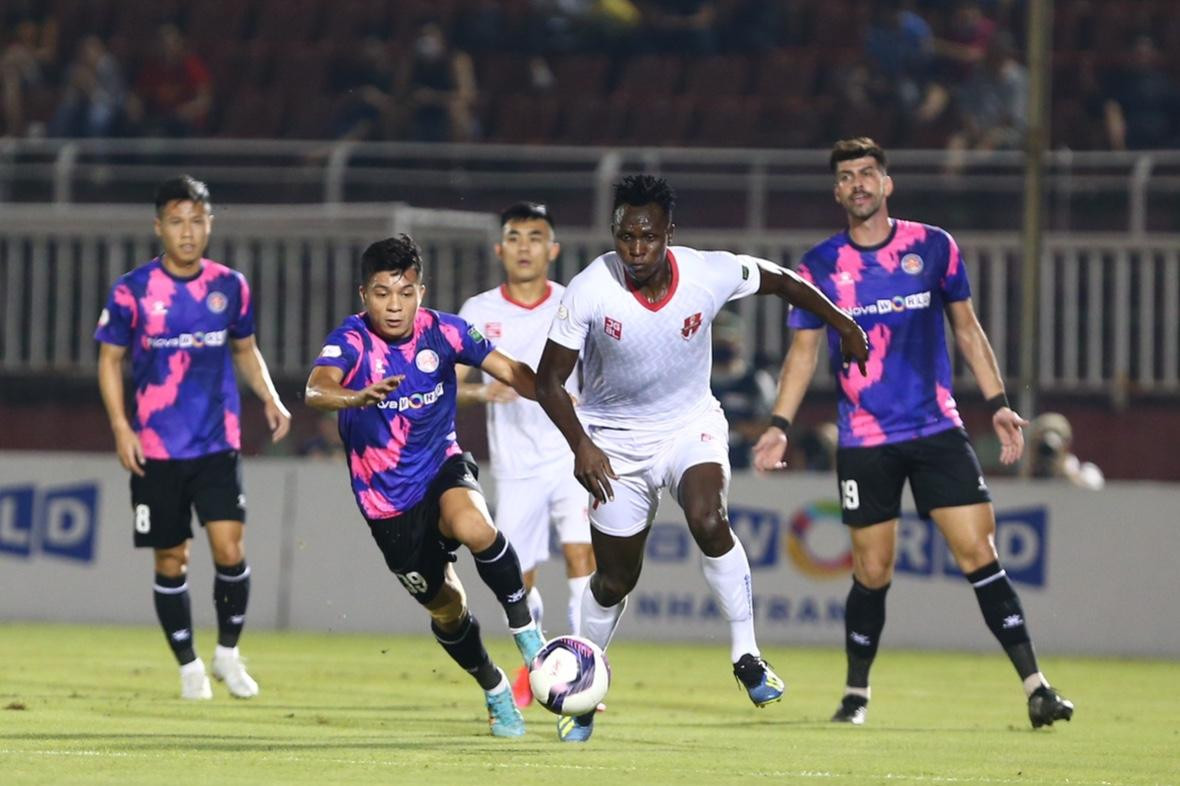 Có một điều đáng mừng cho Sài Gòn FC khi đội khách đất Cảng phải vắng mặt 2 tiền vệ hàng đầu là Hải Huy và Mosses vì nhận đủ 3 thẻ vàng. Điều ấy sẽ khiến những phương án tấn công của Hải Phòng sẽ kém phần hiệu quả khi không còn người “chia bài” xuất sắc.