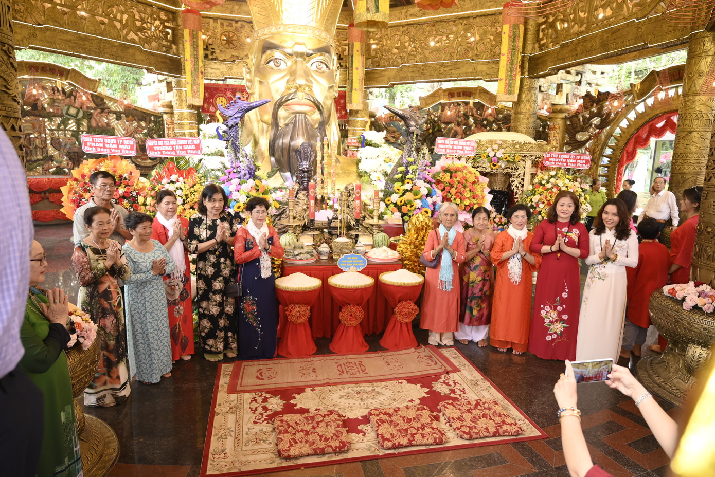 Buổi dâng lễ lên Vua Hùng được thực hiện trang trọng.