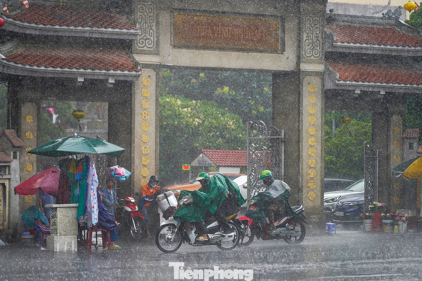 Theo dự báo của Trung tâm Khí tượng thủy văn khu vực Nam Bộ, thời tiết TPHCM ngày 7/5 có mây, nắng lên sớm đẩy nhiệt độ tăng nhanh. Tuy nhiên, thực tế buổi sáng cường độ nắng nóng gay gắt, giữa trưa mưa dông xuất hiện một vài nơi. Trong ảnh, cơn mưa xuất hiện khu vực Quận 3, phía trước chùa Vĩnh Nghiêm.