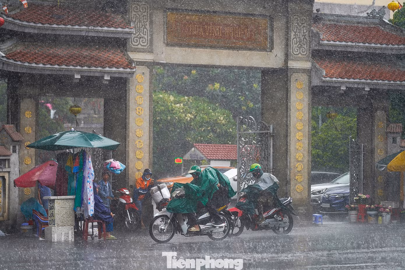 Theo dự báo của Trung tâm Khí tượng thủy văn khu vực Nam Bộ, thời tiết TPHCM ngày 7/5 có mây, nắng lên sớm đẩy nhiệt độ tăng nhanh. Tuy nhiên, thực tế buổi sáng cường độ nắng nóng gay gắt, giữa trưa mưa dông xuất hiện một vài nơi. Trong ảnh, cơn mưa xuất hiện khu vực Quận 3, phía trước chùa Vĩnh Nghiêm.