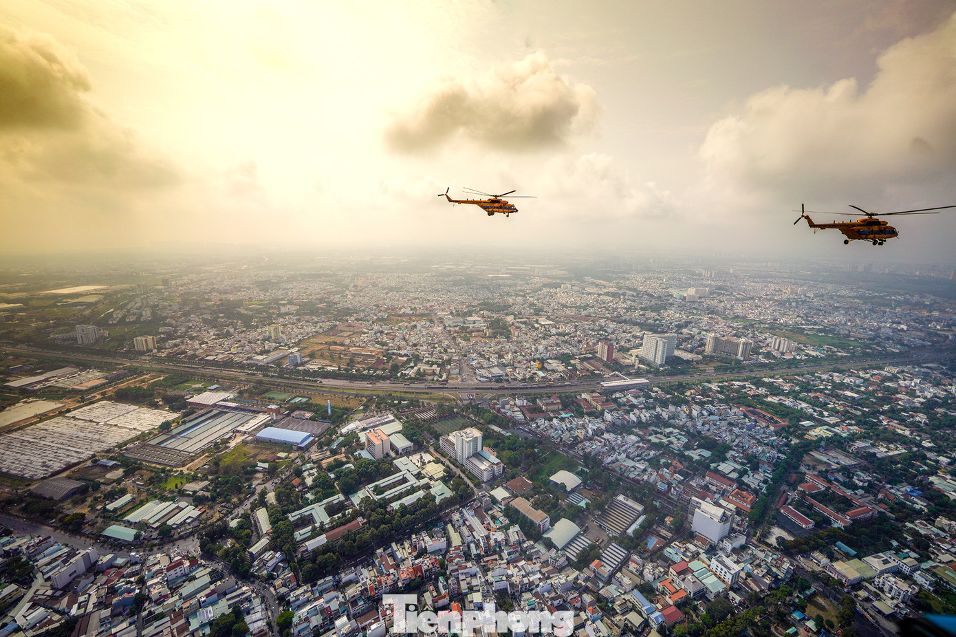 Ánh bình minh tại ngã tư Thủ Đức (TPHCM).