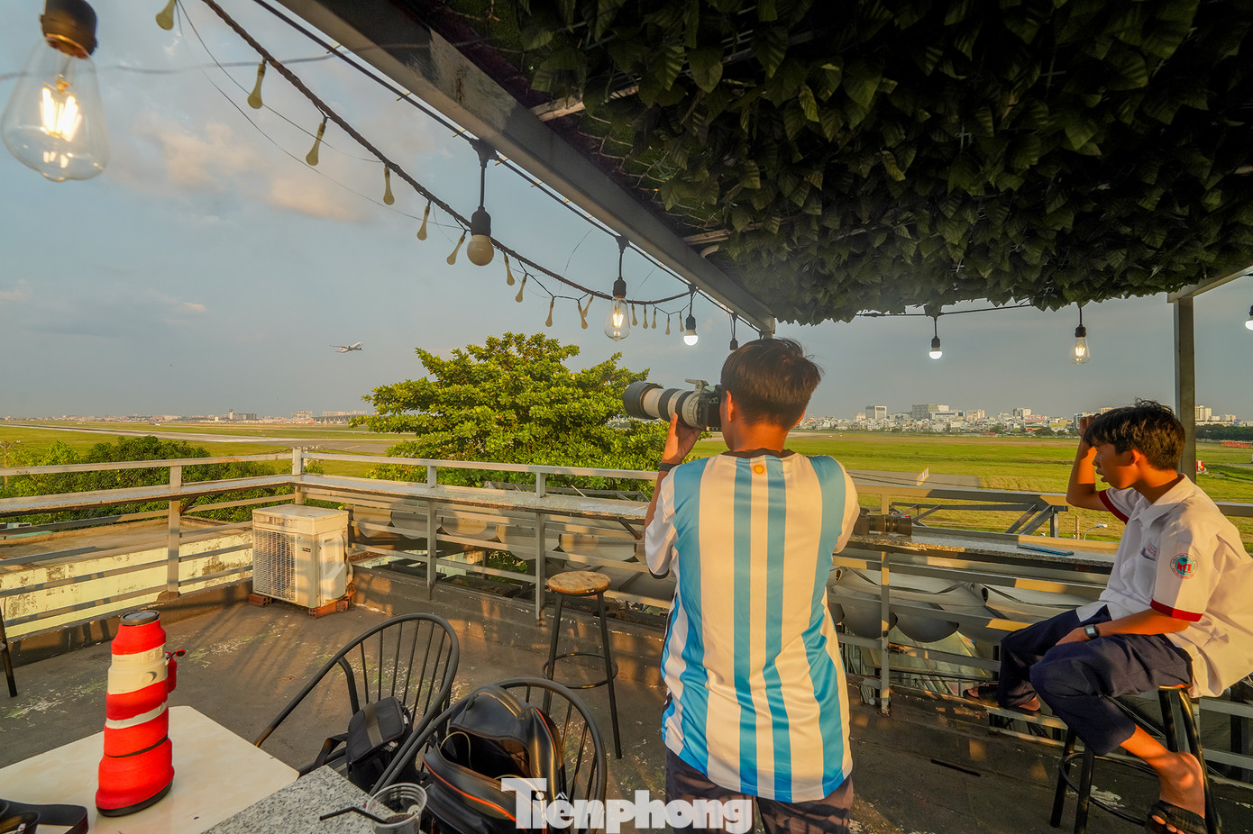 Nhiều bạn trẻ đầu tư thiết bị chụp ảnh chuyên dụng để bắt khoảnh khắc máy bay trên bầu trời. "Mình được nhân viên quán hướng dẫn khá rõ là không được sử dụng các loại đèn flash, thiết bị hắt sáng, phản quang khi chụp ảnh máy bay. Mình cũng có tìm hiểu nên tuân thủ những nguyên tắc cơ bản này khi chụp ảnh ở sân bay. Vào cuối tuần, mình hay cùng bạn bè vác máy ra đây săn ảnh máy bay", bạn Lê Phong Đạt (ngụ huyện Hóc Môn) chia sẻ.
