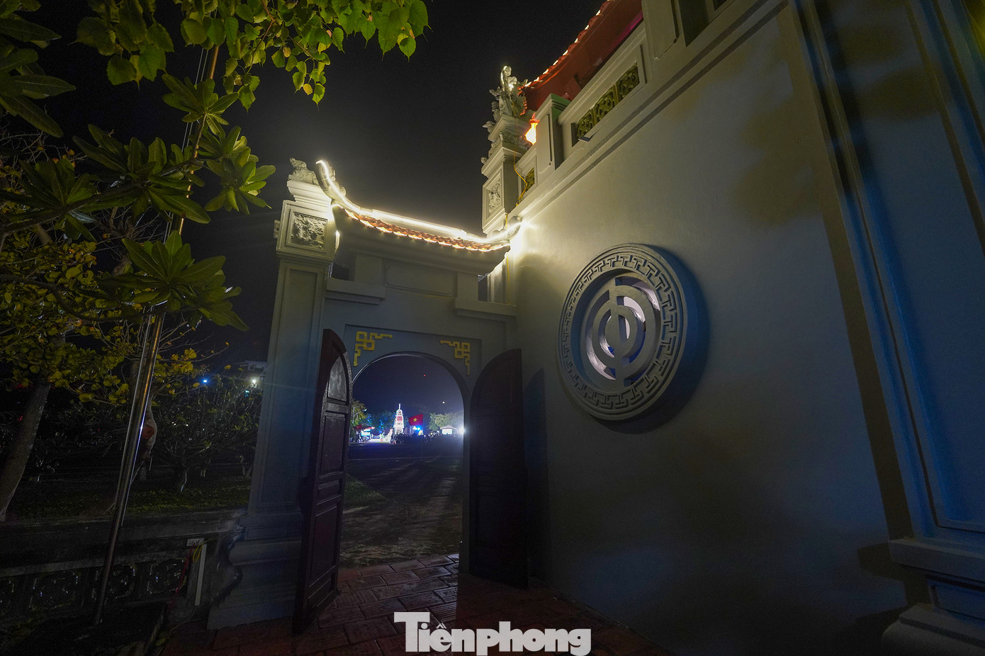 Bình yên chùa Trường Sa Lớn trong ánh đèn đêm.