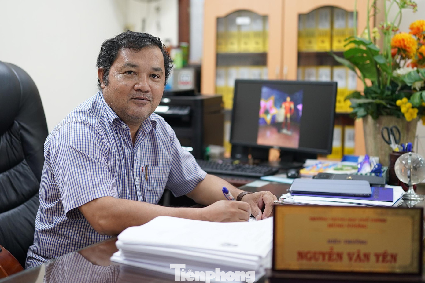 Tại trường THPT Hùng Vương (quận 5), thầy Nguyễn Vân Yên - Hiệu trưởng nhà trường cho hay, việc ôn tập cho học sinh lớp 12 được bắt đầu từ giữa tháng 5. “Các em được ôn tập theo tổ hợp môn, chủ yếu tập trung các môn Toán, Văn, Anh, Khoa học tự nhiên và Khoa học xã hội. Việc ôn tập chỉ thực hiện vào buổi sáng kéo dài từ thứ 2 đến thứ 6 và chỉ thực hiện đến hết tháng 6”, thầy Yên nói.