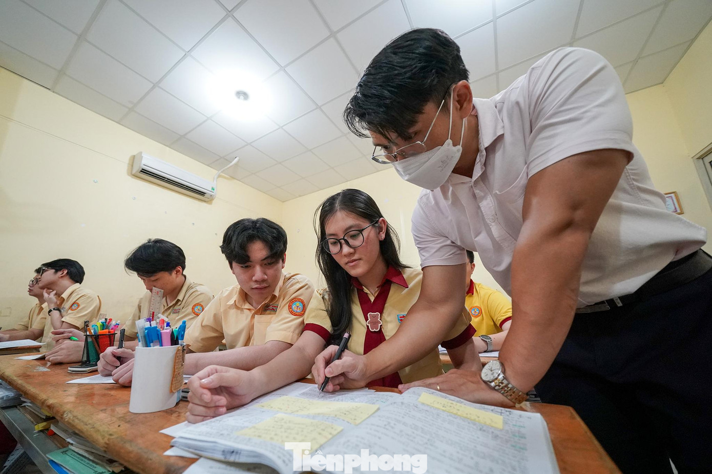 Thầy giáo Nguyễn Hoàng Nam- Khối trưởng khối 12 đang hỗ trợ các học sinh ôn tập.