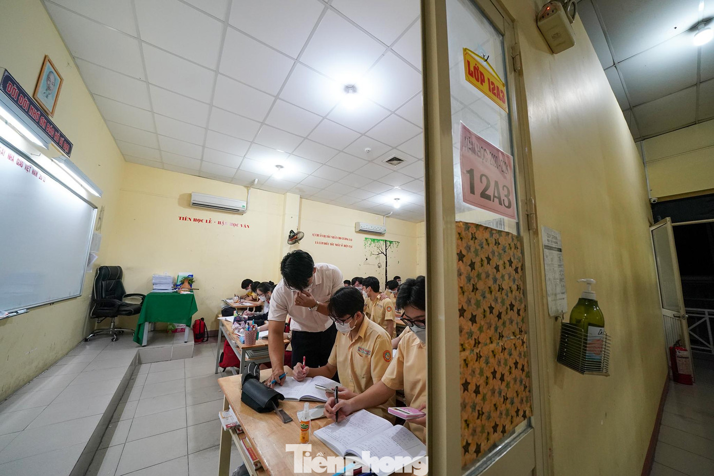 Trong khi đó, với áp lực thi vào các trường tốp đầu như ĐH Y Dược TPHCM, ĐH Bách khoa TPHCM, ĐH Kinh tế TPHCM… các em học sinh nội trú lớp 12 của trường THPT Thành Nhân (quận Tân Phú) đang tăng tốc ôn thi với thời lượng trên dưới 12 giờ/ngày.