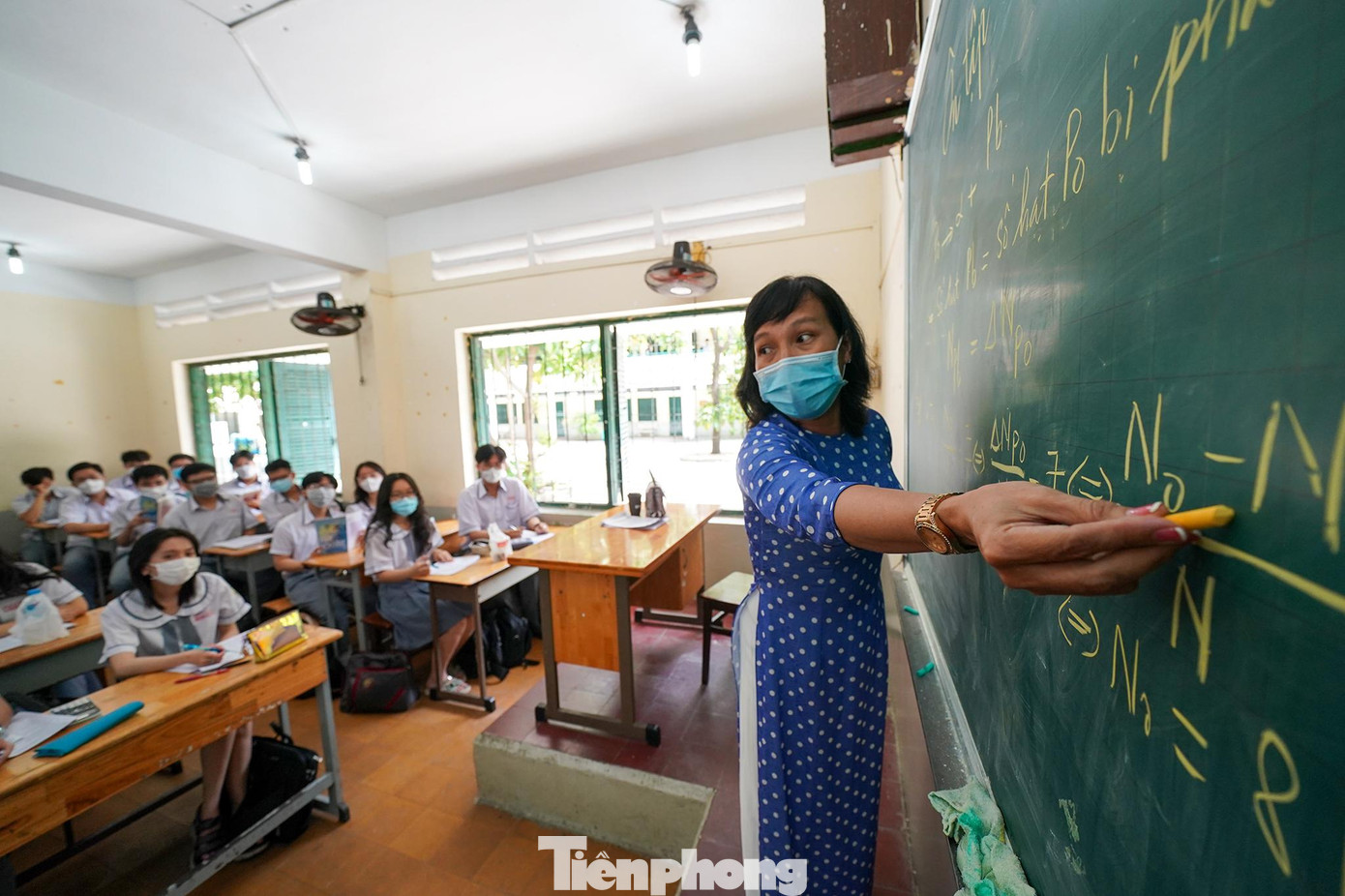 Cô Phạm Thị Duy Bảo, Tổ phó tổ Lý trường THPT Hùng Vương cho hay, trong giai đoạn ôn thi này, trường chủ yếu ôn tập lại kiến thức cho các em học sinh, trong đó nhấn mạnh vào kiến thức lớp 11 và học kỳ 1 của năm lớp 12 bởi giai đoạn này do ảnh hưởng của dịch bệnh COVID-19 nên học sinh phải học trực tuyến, hiệu quả không cao. “Đến thời điểm này, việc ôn thi cho học sinh cơ bản đã xong, vấn đề còn lại là bản lĩnh và tâm lý thi của các em phải thật tốt”, đồng thời hy vọng đề thi phân hóa tốt để phù hợp với nguyện vọng của từng em&quot;.