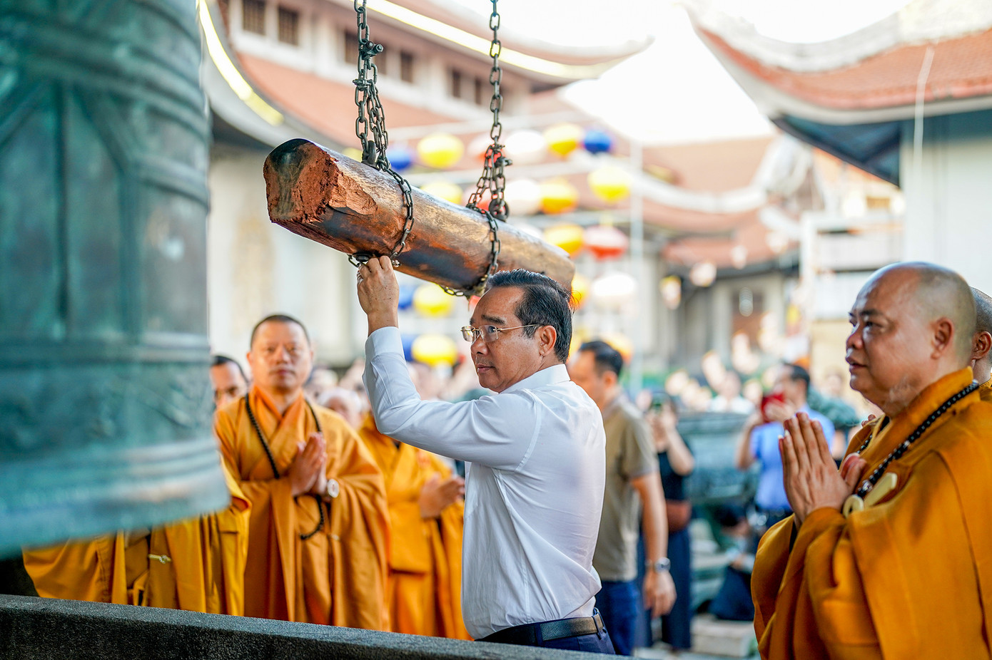 Chủ tịch UBND TPHCM Nguyễn Văn Được đánh chuông trong ngày làm việc đầu tiên sau sáp nhập, với kỳ vọng mở ra một chương mới không chỉ về mặt chính quyền, mà còn là văn hóa điều hành: đặt con người, tinh thần và đạo đức làm nền móng.