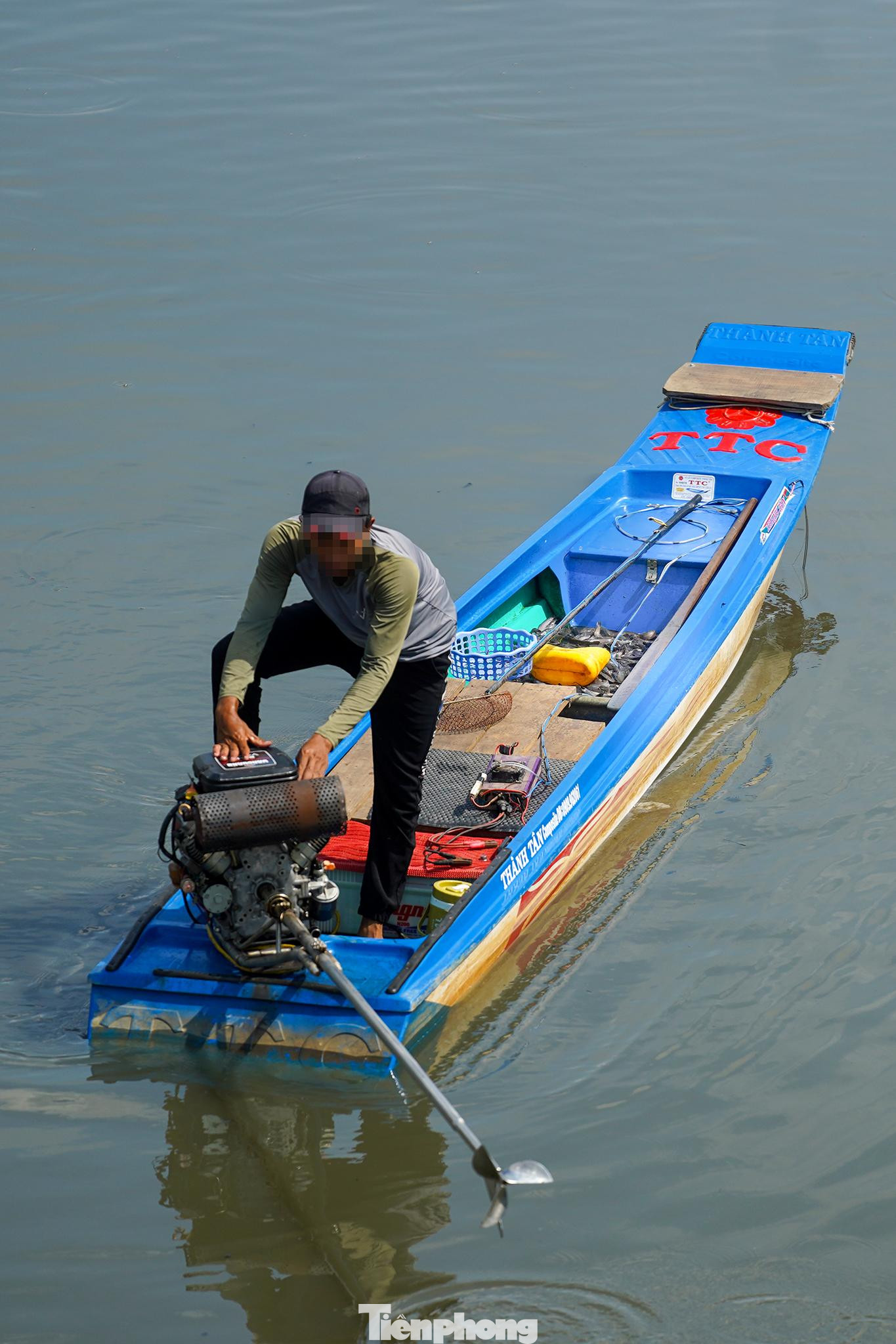 Thậm chí nhiều người còn dùng cả xung điện, một hình thức đánh bắt tận diệt. Thậm chí nhiều người còn dùng cả xung điện, một hình thức đánh bắt tận diệt.