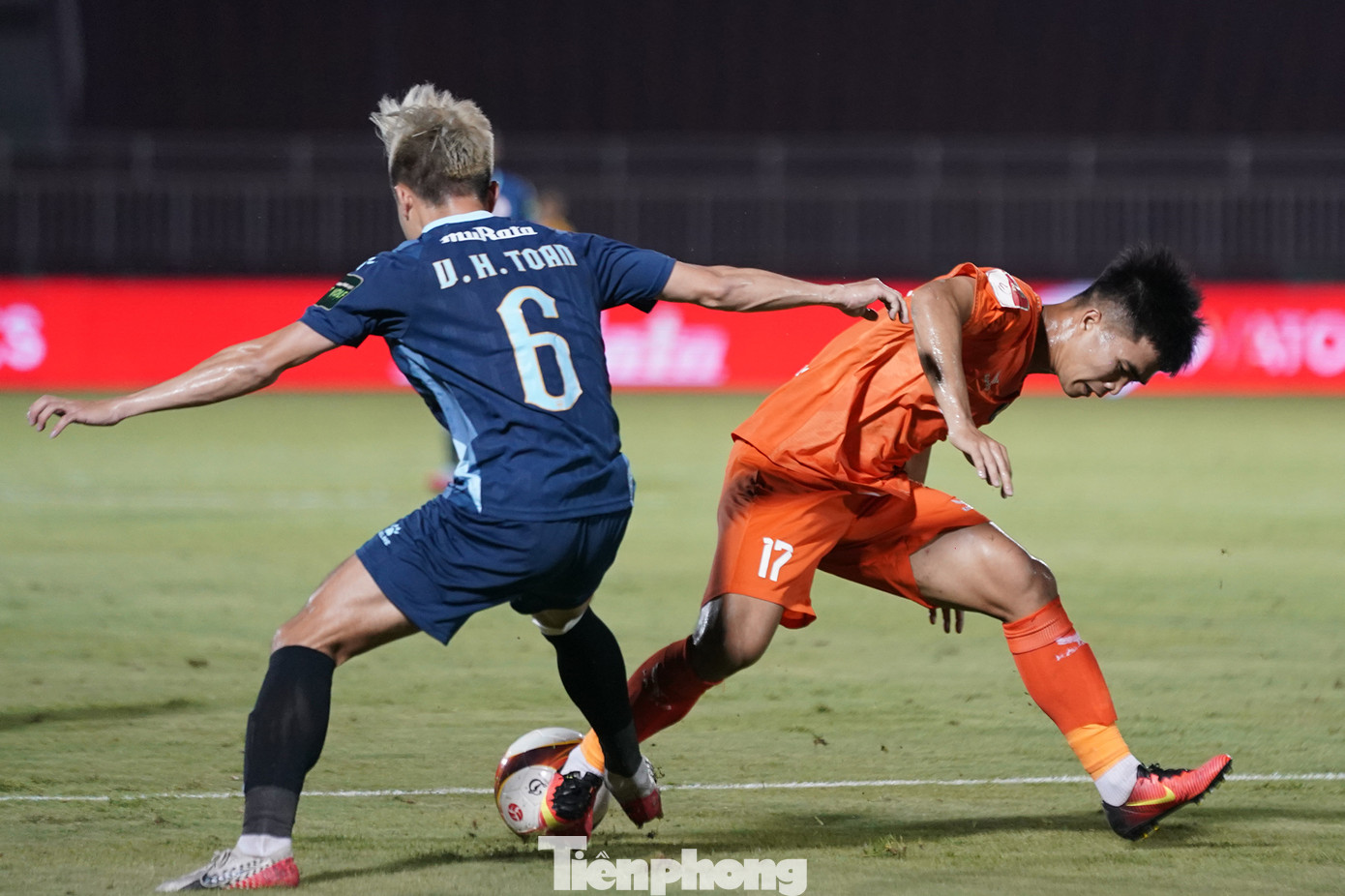 Đội chủ sân Thống Nhất chơi thăng hoa. Các đường bóng của S.Đà Nẵng đều trong thế "người qua, bóng ở lại" trước hàng thủ của TPHCM. Đội chủ sân Thống Nhất chơi thăng hoa. Các đường bóng của S.Đà Nẵng đều trong thế "người qua, bóng ở lại" trước hàng thủ của TPHCM.