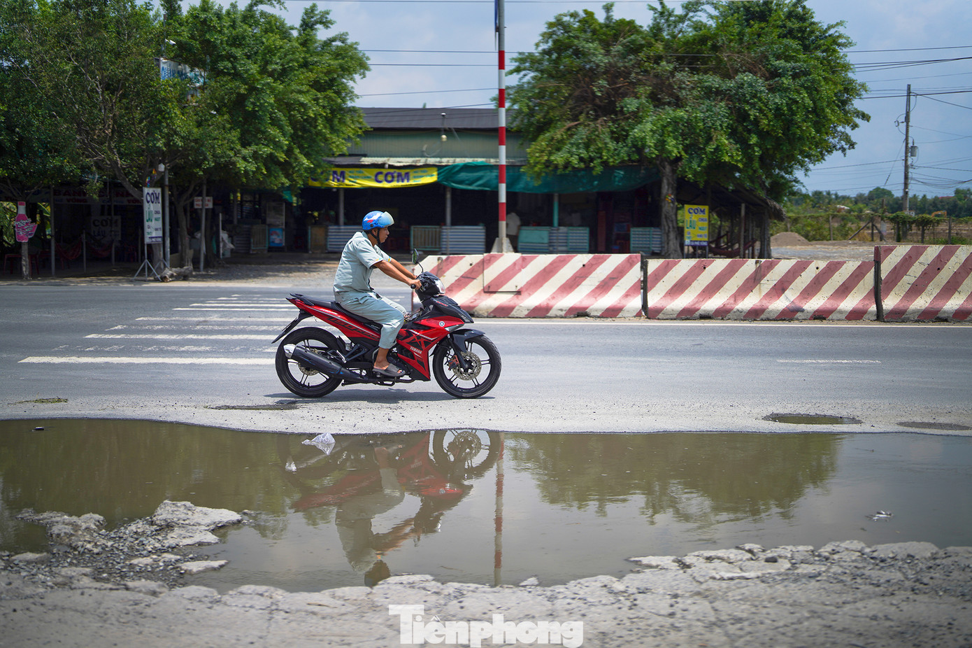 Trên tuyến tránh này còn xuất hiện nhiều vũng nước trên làn đường dành cho mô tô, xe máy. Trong khi đó, biển báo, biển hướng dẫn ATGT bị che khuất tầm nhìn, nghiêng ngã, bong tróc nước sơn…nguy cơ gây mất an toàn giao thông.