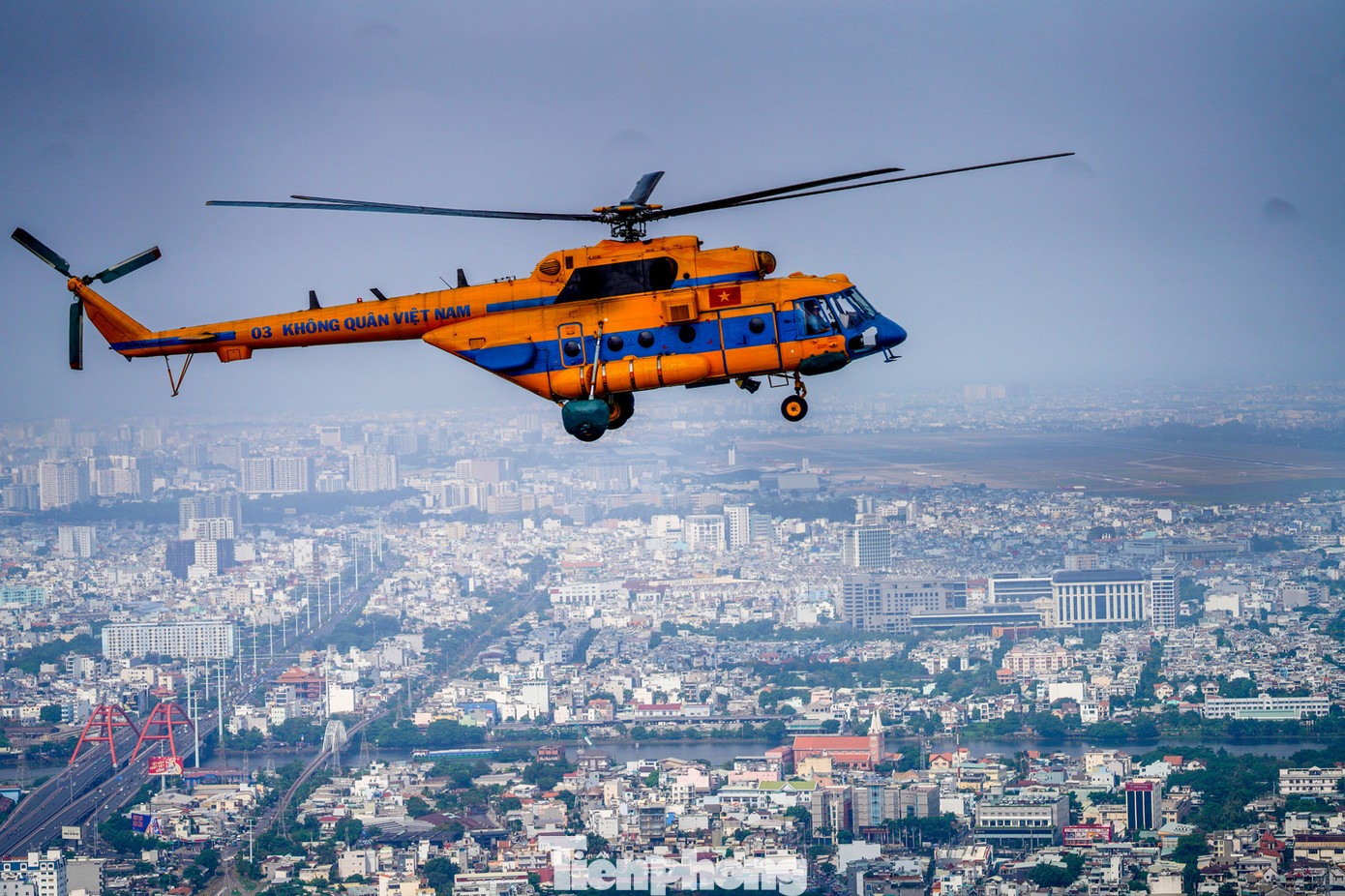 Theo kế hoạch diễu binh dịp lễ 30/4, Quân chủng Phòng không - Không quân đã huy động hàng chục máy bay như SU30-MK2, trực thăng Mi các loại,YAK-130 để tập luyện.