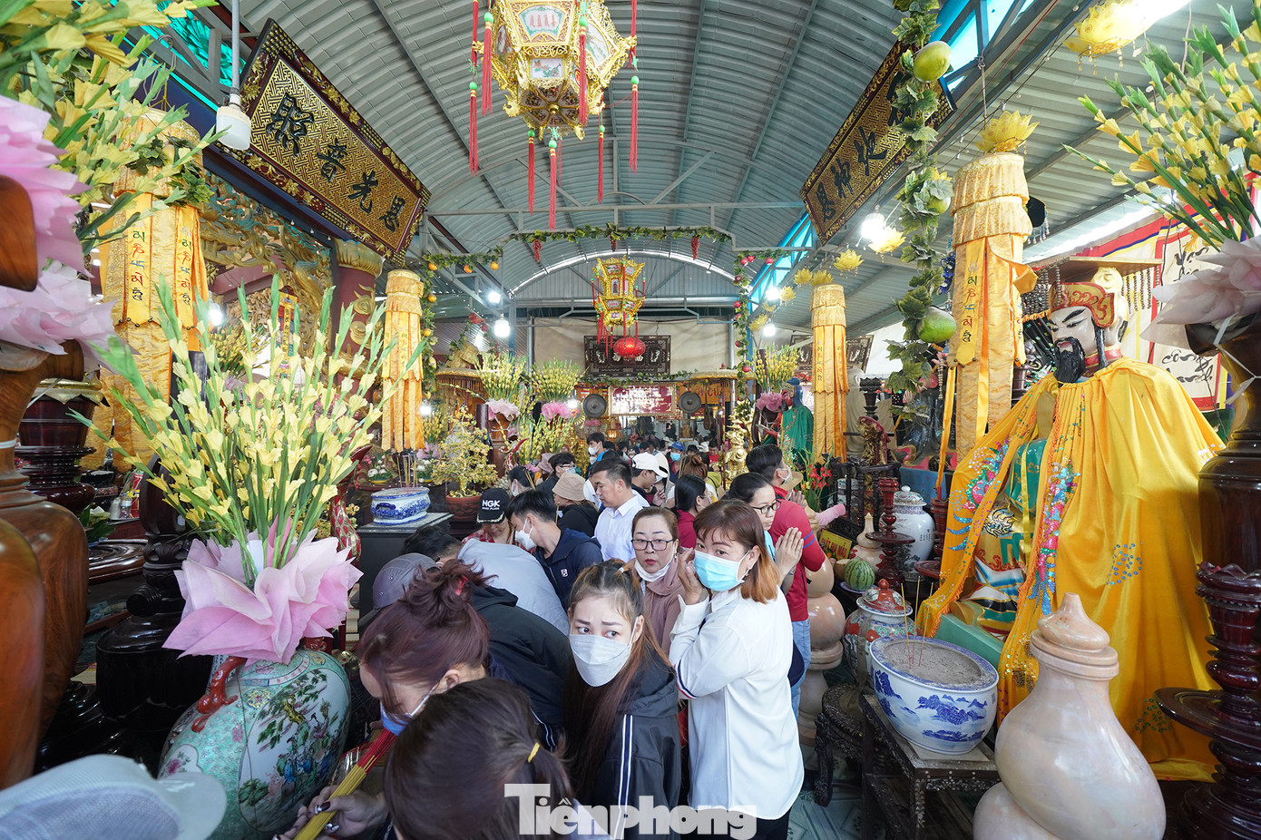 Khu vực thờ Bà Chúa xứ thu hút nhiều khách hành hương chiêm bái.