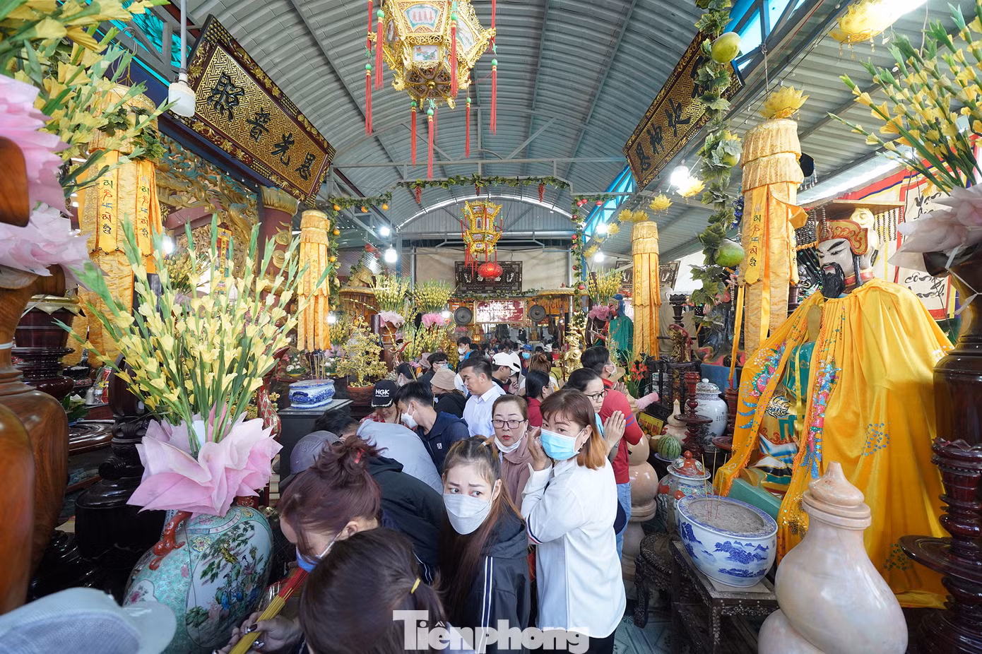 Khu vực thờ Bà Chúa xứ thu hút nhiều khách hành hương chiêm bái.