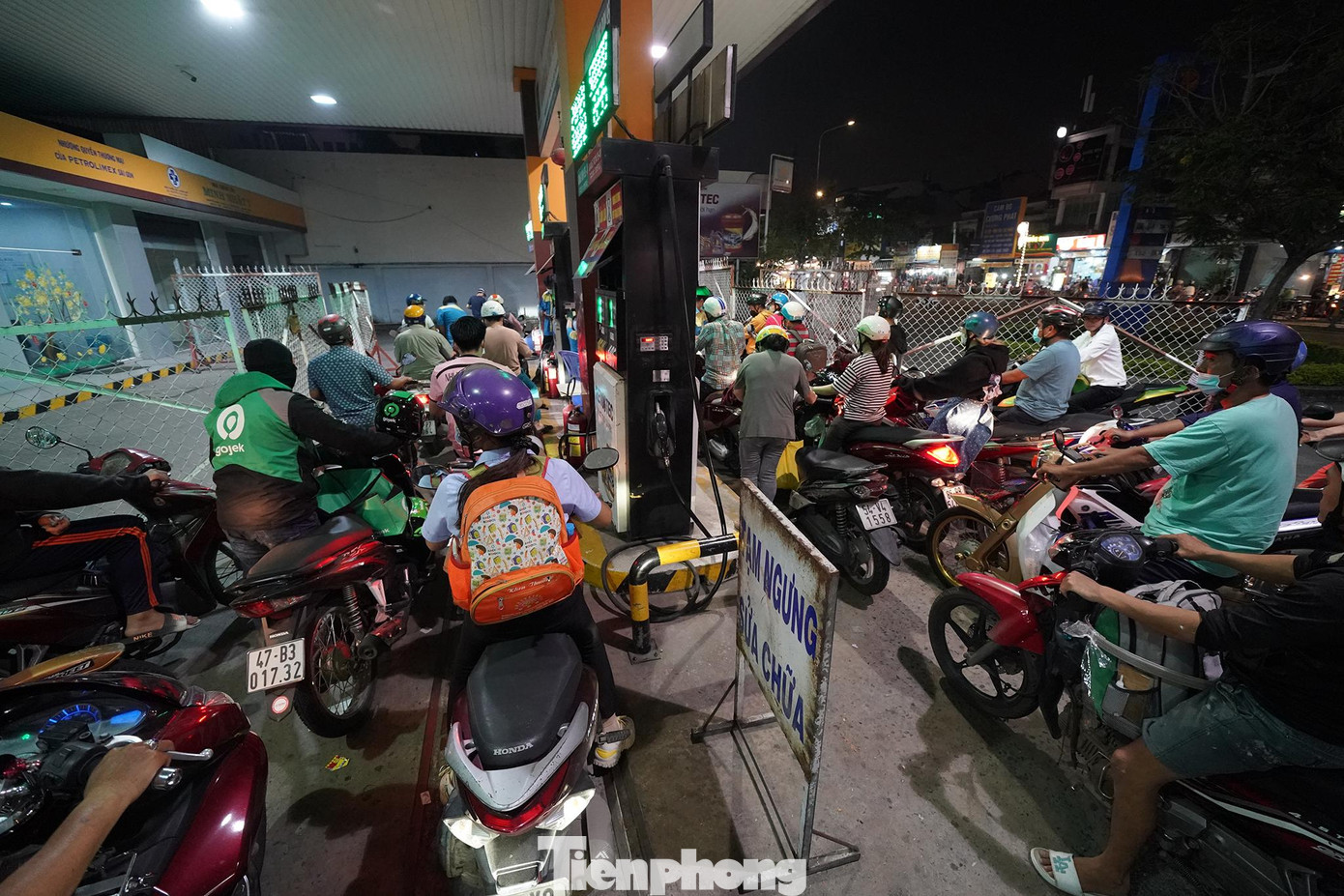 Người dân xếp hàng dài, quản lý cây xăng phải quây rào, phân luồng.