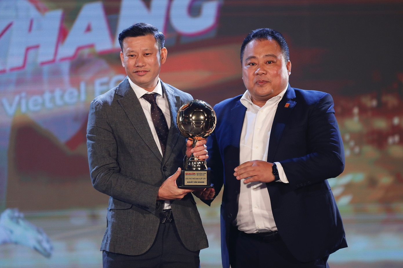 HLV Thạch Bảo Khanh đại diện cho Khuất văn Khang nhận giải cầu thủ trẻ xuất sắc. HLV Thạch Bảo Khanh đại diện cho Khuất văn Khang nhận giải cầu thủ trẻ xuất sắc.