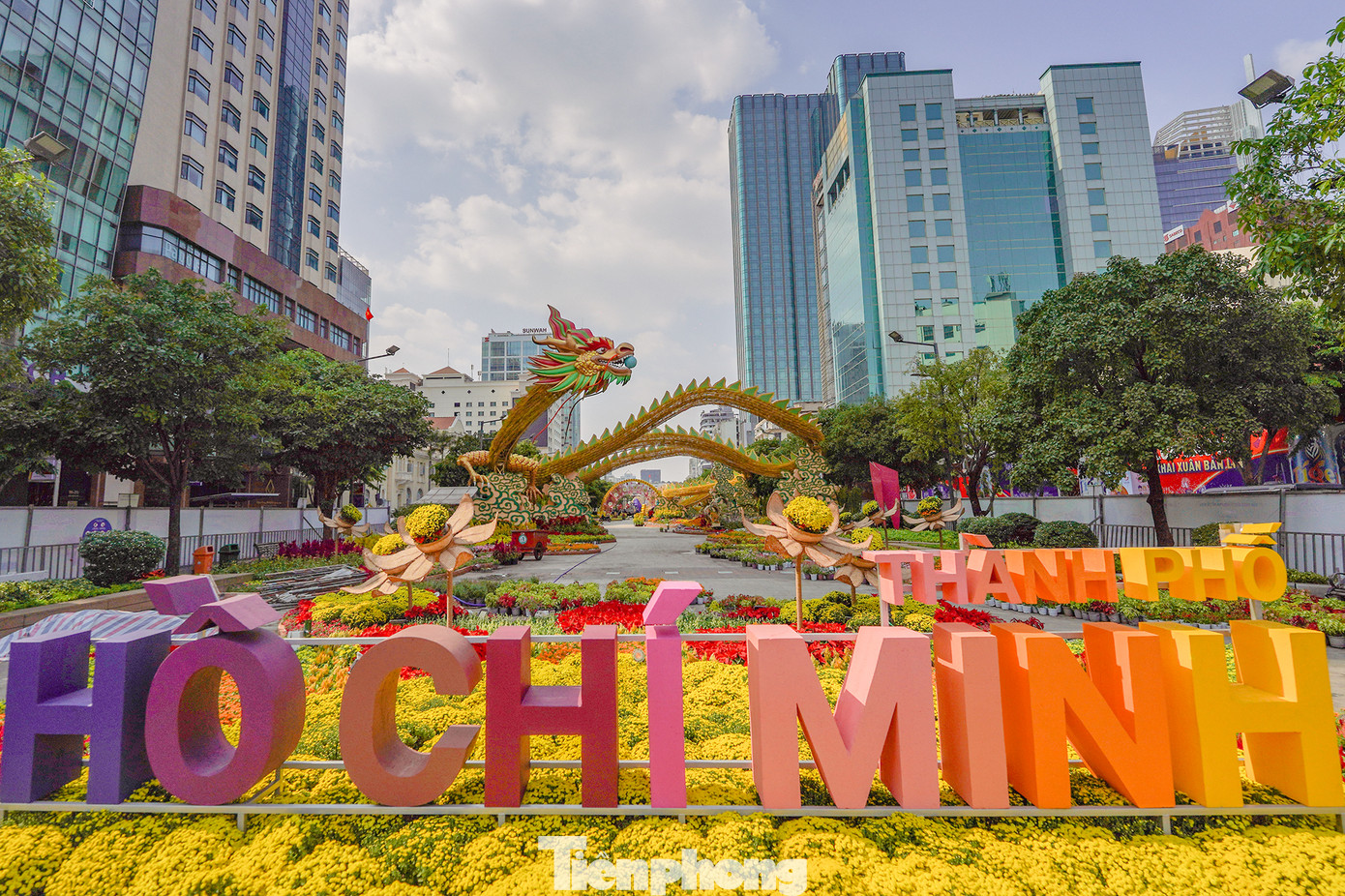 Linh vật rồng tại công trình cổng kết có tên &quot;Nhất Đại Thăng Long&quot; bay lượn cũng gần như hoàn thành. Theo đơn vị thiết kế, đây là con rồng được lấy cảm hứng từ rồng thời nhà Lý, thân dài, thon và uốn lượn. Rồng được làm từ khung sắt và gần 99.000 miếng thép kết nối, đan xen để tạo thành vảy, thân rồng dài đến 127m. Nhờ kỹ thuật dùng miếng thép này mà thân rồng lượn, mềm mại.