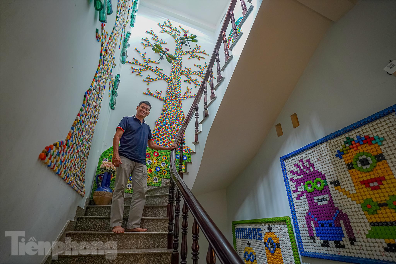 Dọc theo cầu thang lên các phòng trong nhà, ông Bình trang trí những bức tranh khổng lồ từ nắp chai và vỏ chai rất bắt mắt được đặt tên là “Khu vườn yên tĩnh”.