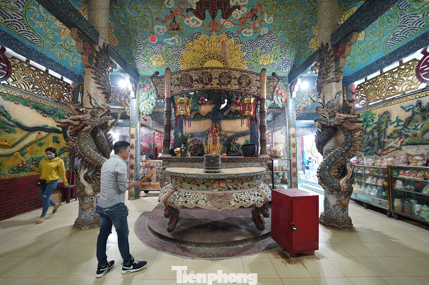 Khu điện thờ lộng lẫy sắc màu nhờ được trang trí bằng các họa tiết sành sứ.