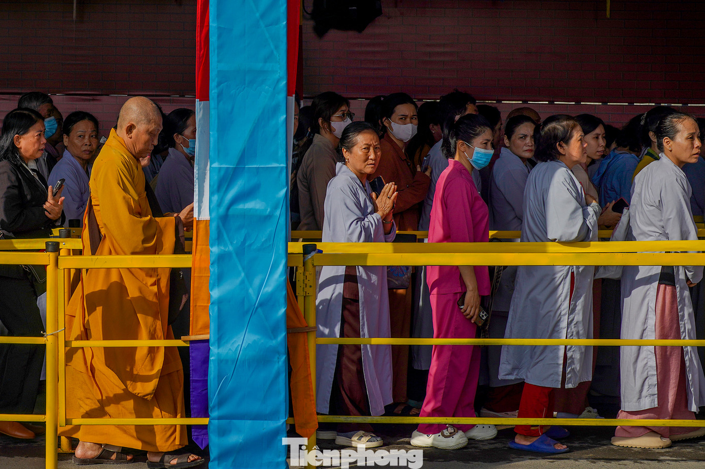 Từ sáng sớm, dòng người đã đổ về khuôn viên chùa Thanh Tâm. Dưới sự hướng dẫn của ban tổ chức, họ xếp hàng tuần tự để chờ đợi tới lượt được chiêm bái Xá lợi Đức Phật. Từ sáng sớm, dòng người đã đổ về khuôn viên chùa Thanh Tâm. Dưới sự hướng dẫn của ban tổ chức, họ xếp hàng tuần tự để chờ đợi tới lượt được chiêm bái Xá lợi Đức Phật.