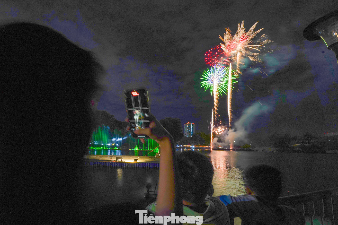 Mỗi quả pháo hoa nổ tung trong trong tiếng reo hò, vỗ tay của mọi người