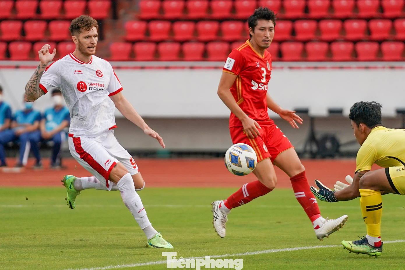 So với Young Elephants, Phnom Penh Crown là tập thể có tổ chức tốt và lối chơi rõ ràng hơn. Tuy nhiên, chênh lệch về sức mạnh giữa đại diện Campuchia và CLB Viettel vẫn còn quá lớn.