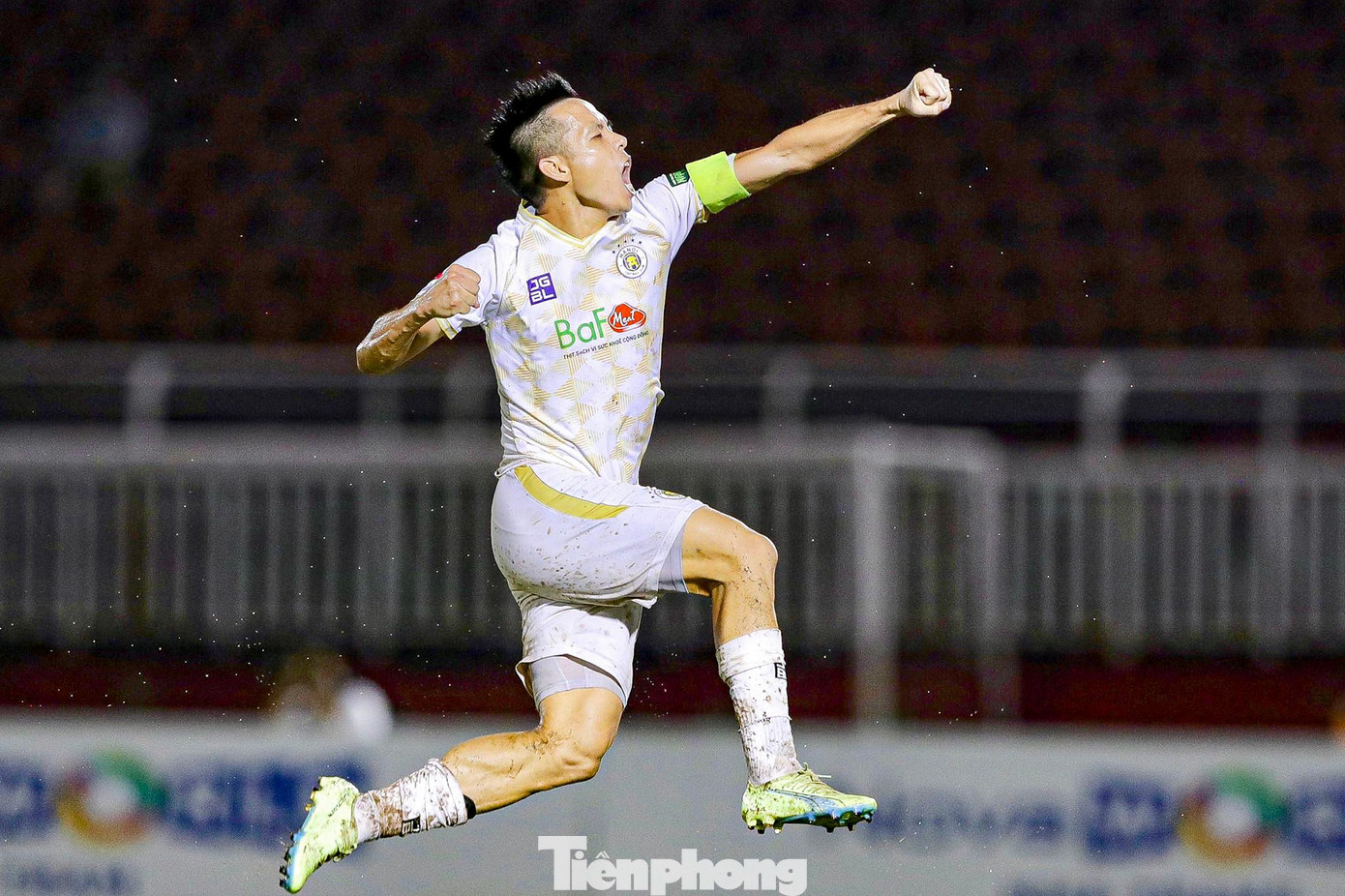 Và khi tưởng như đội khách phải ra về tay trắng thì họ có bàn thắng. Phút bù giờ thứ tư, Văn Hậu có bóng sau pha phá lỗi của đối thủ, thực hiện quả tạt. Lucas đánh đầu khiến Văn Phong không thể bắt dính. Văn Quyết lao vào đá bồi không thắng được thủ môn Sài Gòn FC nhưng anh lập tức đá tiếp, đưa bóng chạm chân Mạnh Cường đi vào lưới gỡ hòa ở phút 90+5. Và khi tưởng như đội khách phải ra về tay trắng thì họ có bàn thắng. Phút bù giờ thứ tư, Văn Hậu có bóng sau pha phá lỗi của đối thủ, thực hiện quả tạt. Lucas đánh đầu khiến Văn Phong không thể bắt dính. Văn Quyết lao vào đá bồi không thắng được thủ môn Sài Gòn FC nhưng anh lập tức đá tiếp, đưa bóng chạm chân Mạnh Cường đi vào lưới gỡ hòa ở phút 90+5.