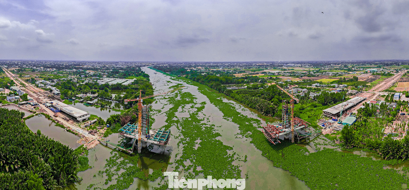 Ngày 11/12/2021, UBND tỉnh Long An khởi công dự án xây dựng cầu bắc qua sông Vàm Cỏ Tây, trên tuyến Vành đai thành phố Tân An. Ngày 11/12/2021, UBND tỉnh Long An khởi công dự án xây dựng cầu bắc qua sông Vàm Cỏ Tây, trên tuyến Vành đai thành phố Tân An.