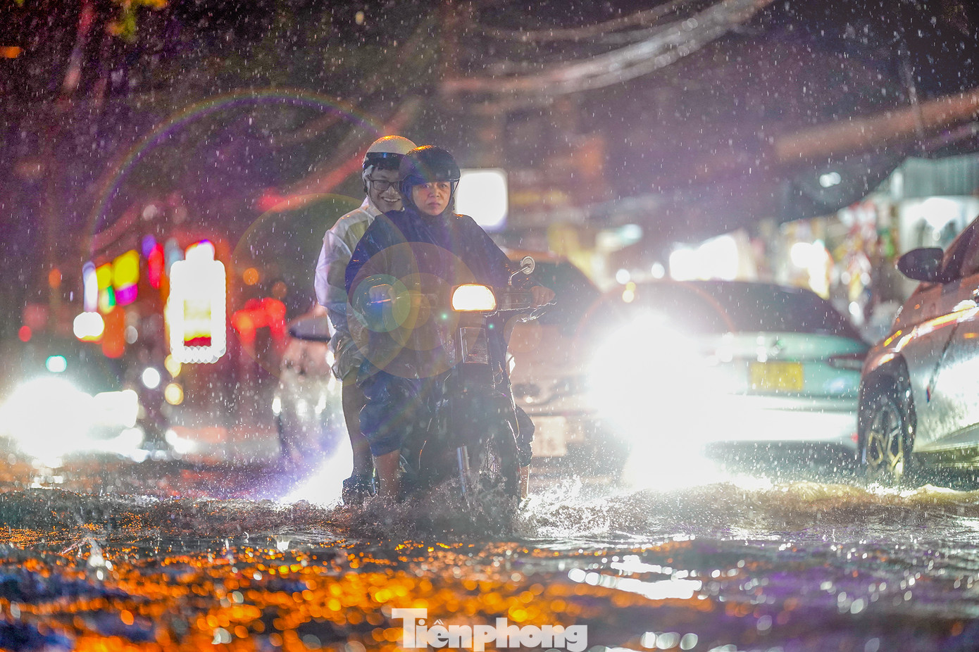 Nhiều người dân bày tỏ sự bức xúc khi tình trạng này đã diễn ra trong thời gian dài nhưng vẫn chưa có giải pháp khắc phục triệt để.