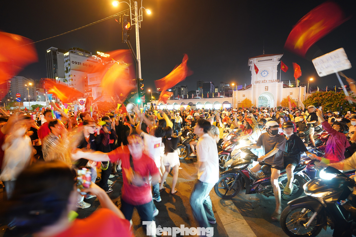 Cổ vũ trên trên tinh thần văn minh, trật tự. "Chúng tôi cũng xin cám ơn Xuân Son, gửi đến anh lời chúc sức khoẻ, nhanh trở lại sân cỏ", bạn Lê Quốc Thịnh nói.