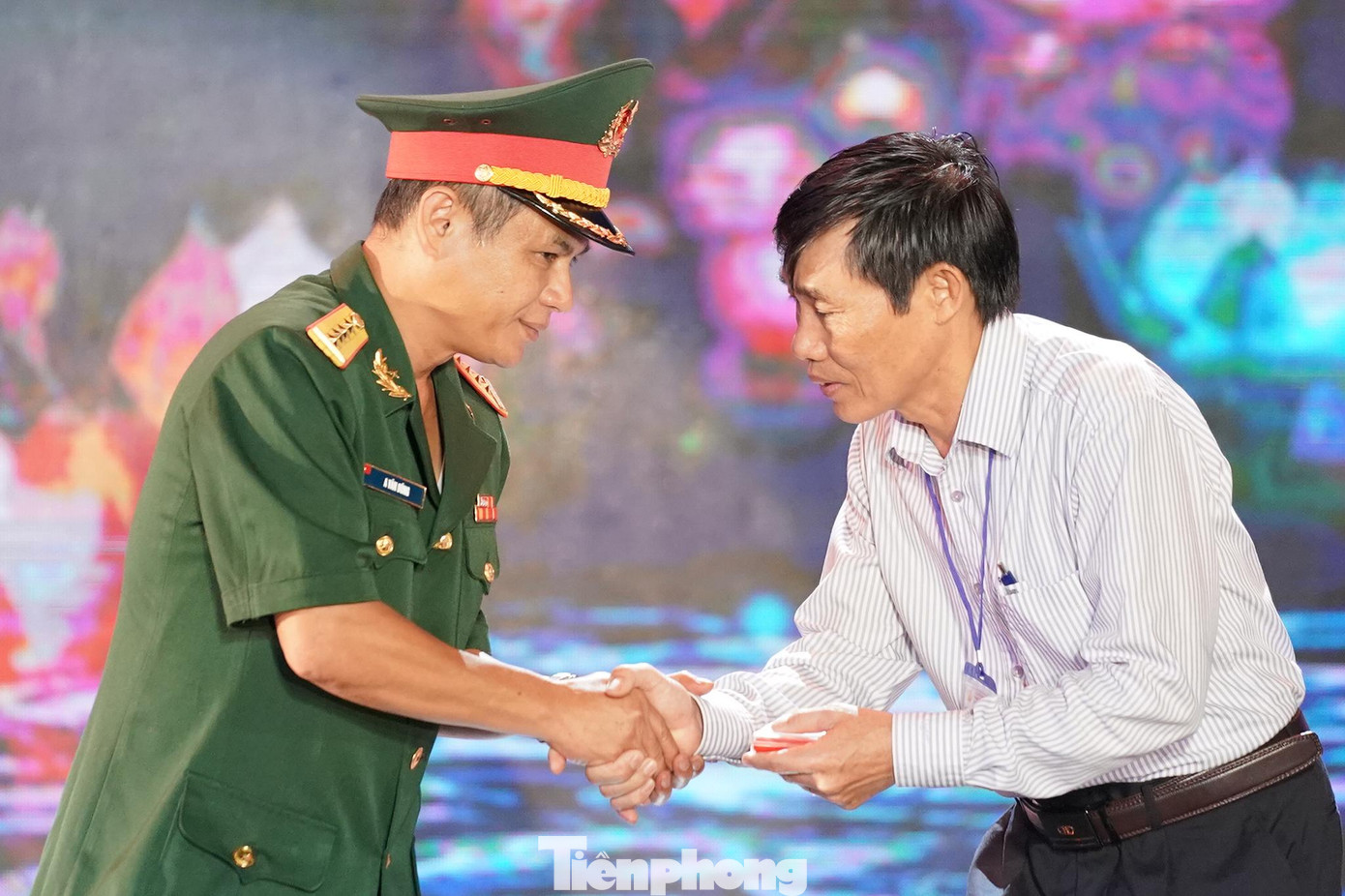 Cuộc gặp gỡ giữa gia đình liệt sĩ Đỗ Văn Bân và đại diện Đội quy tập K53 khiến rất nhiều người xúc động. Tại chương trình, đại diện đội quy tập K53 trao lại kỷ vật của liệt sĩ Đỗ Văn Bân cho gia đình.