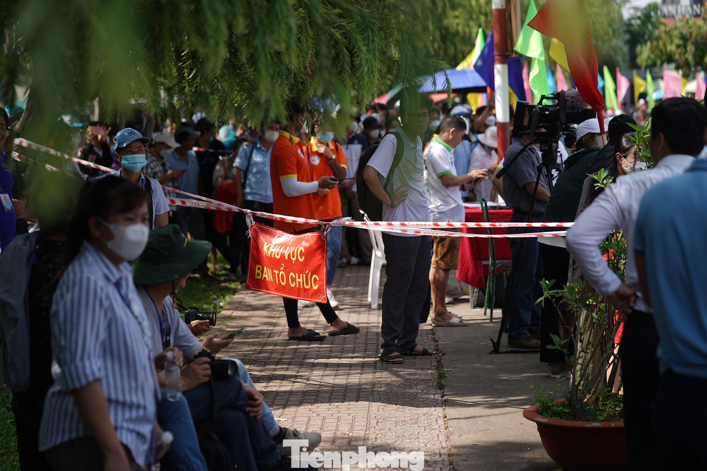 Nhiều đoạn bờ kè kênh Nhiêu Lộc lập chốt chặn để phục vụ việc tổ chức đua ghe ngo.